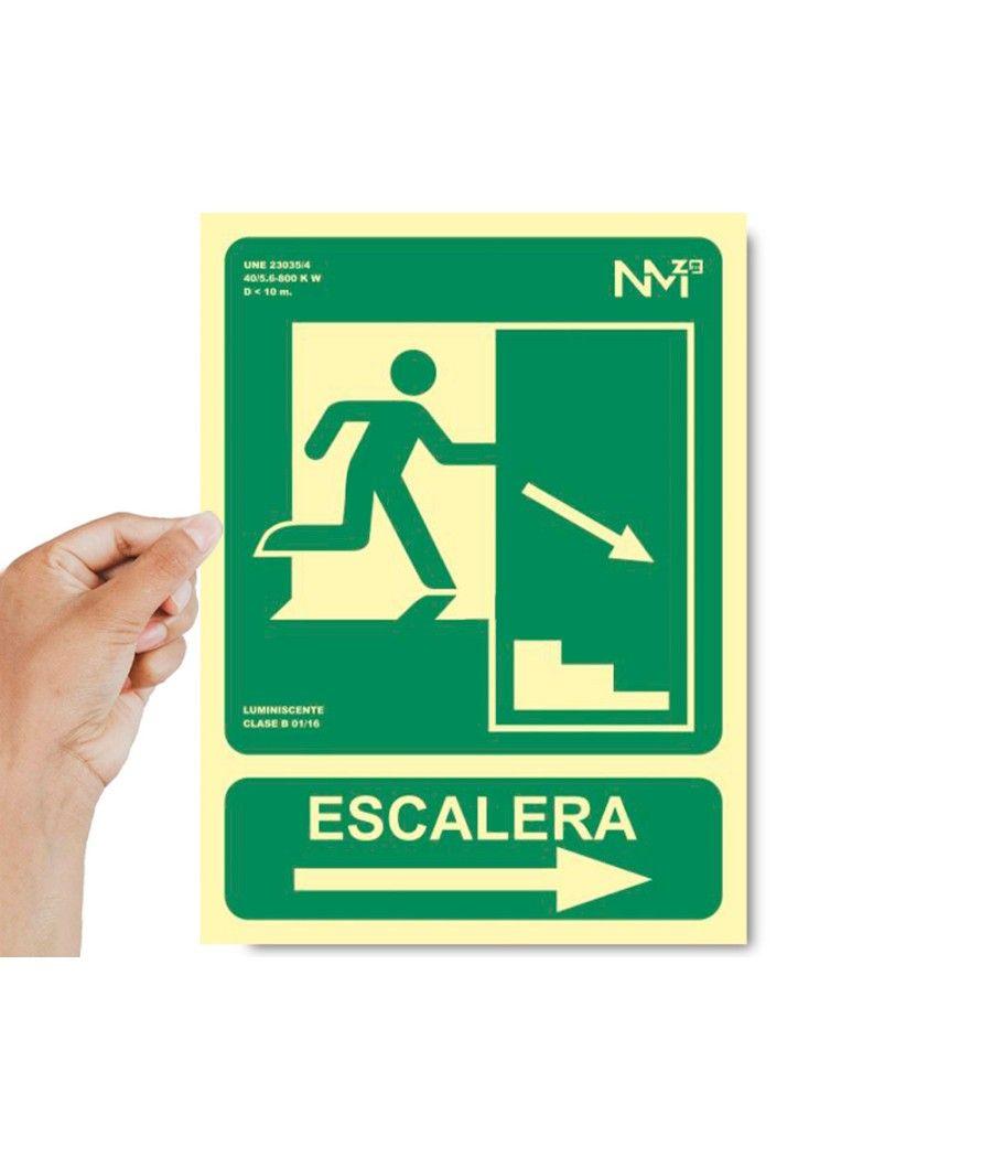 Pictograma archivo 2000 salida emergencia escalera baja derecha pvc verde luminiscente 224x300 mm - Imagen 3