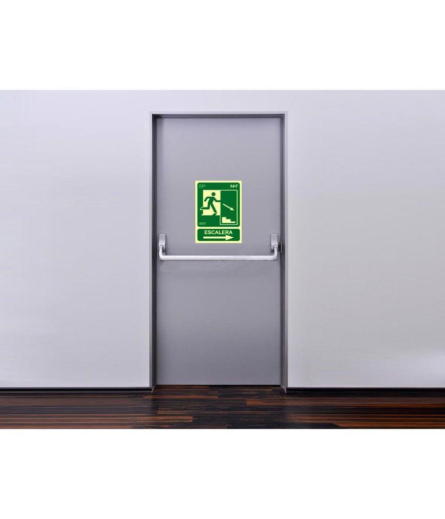 Pictograma archivo 2000 salida emergencia escalera baja derecha pvc verde luminiscente 224x300 mm - Imagen 4