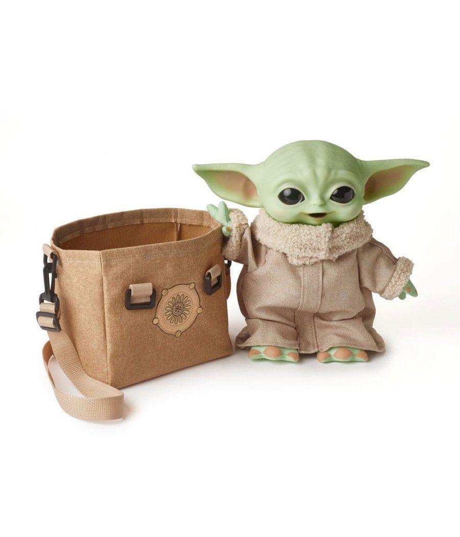 Peluche electronico con bandolera mattel star wars the mandalorian the child baby yoda 28 cm - Imagen 3