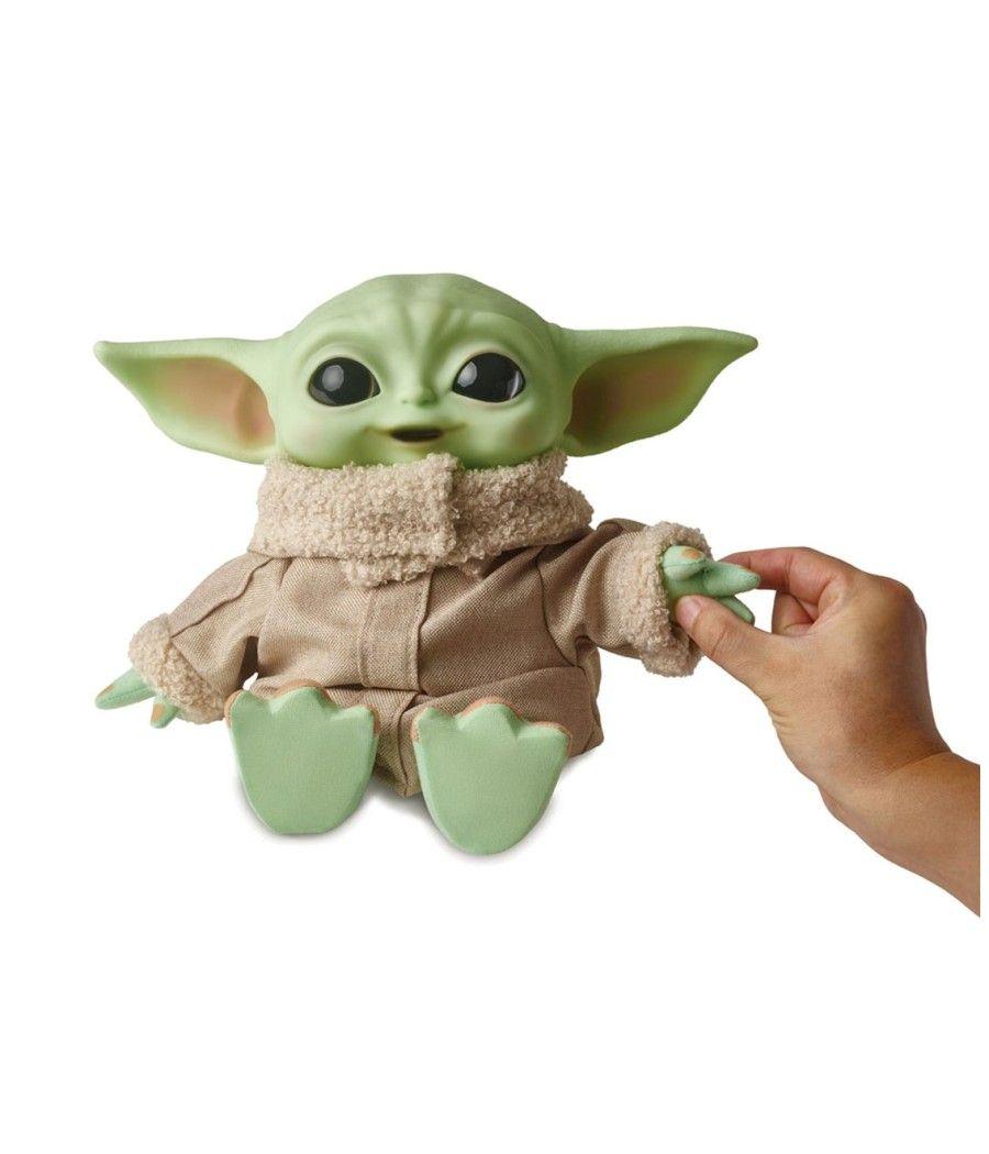 Peluche electronico con bandolera mattel star wars the mandalorian the child baby yoda 28 cm - Imagen 4