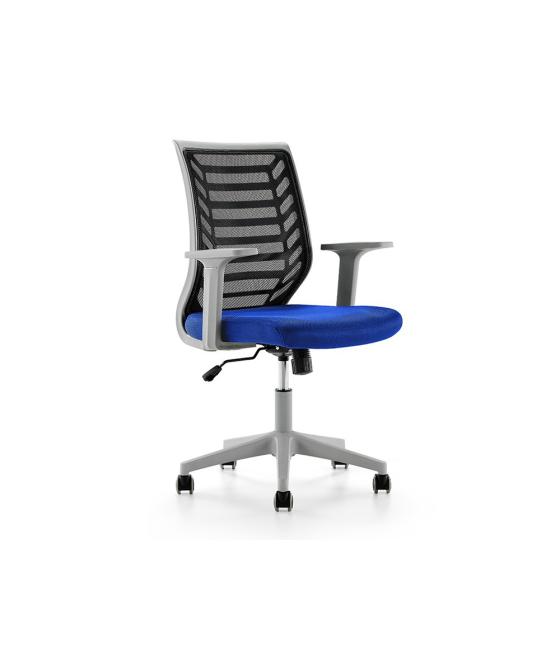 Silla rocada de oficina brazos regulables estructura gris respaldo malla y asiento tela ignifuga azul