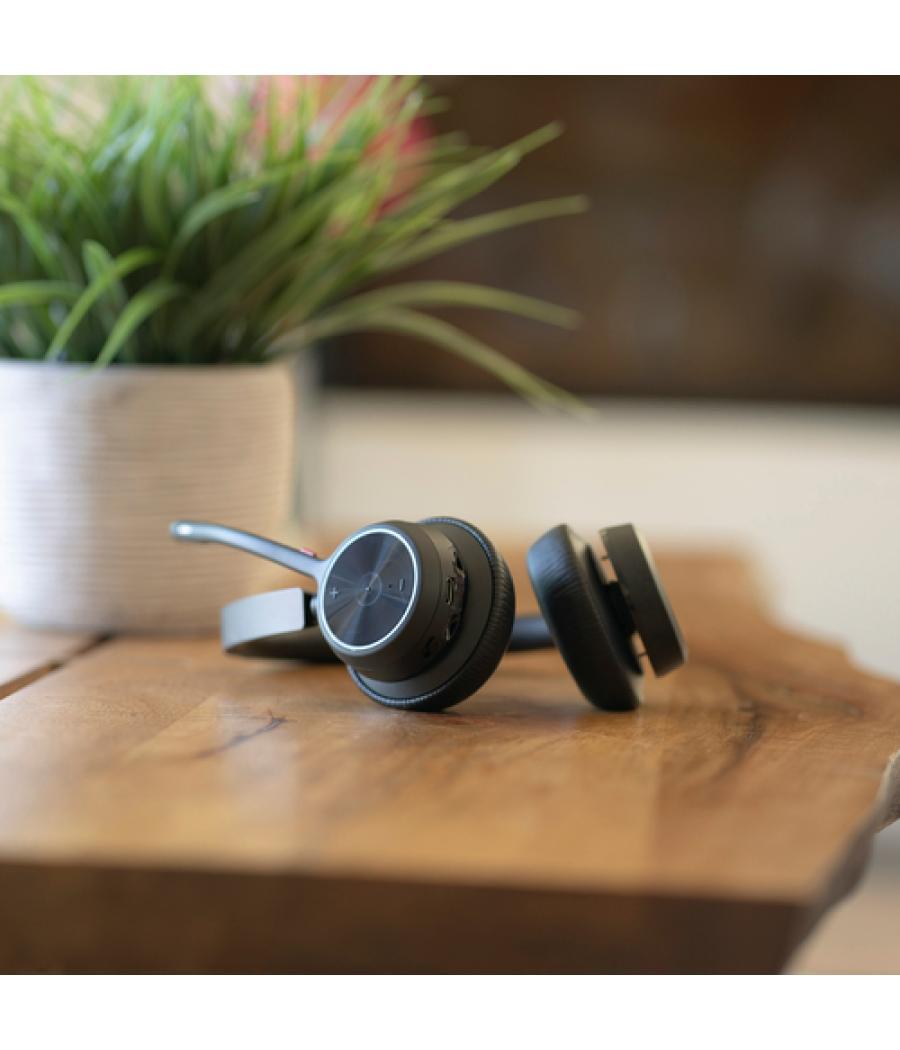 POLY Auriculares Voyager 4320 UC estéreo USB-A + adaptador BT700 USB-A + base de carga