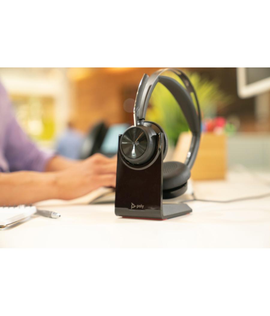 POLY Auriculares Voyager Focus 2 USB-C-C con certificación Microsoft Teams + adaptador USB-C/A + base de carga