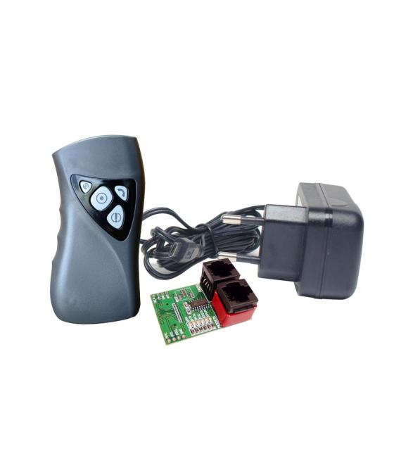 Kit compuesto por localizador GPRS, alimentador y kit de programación